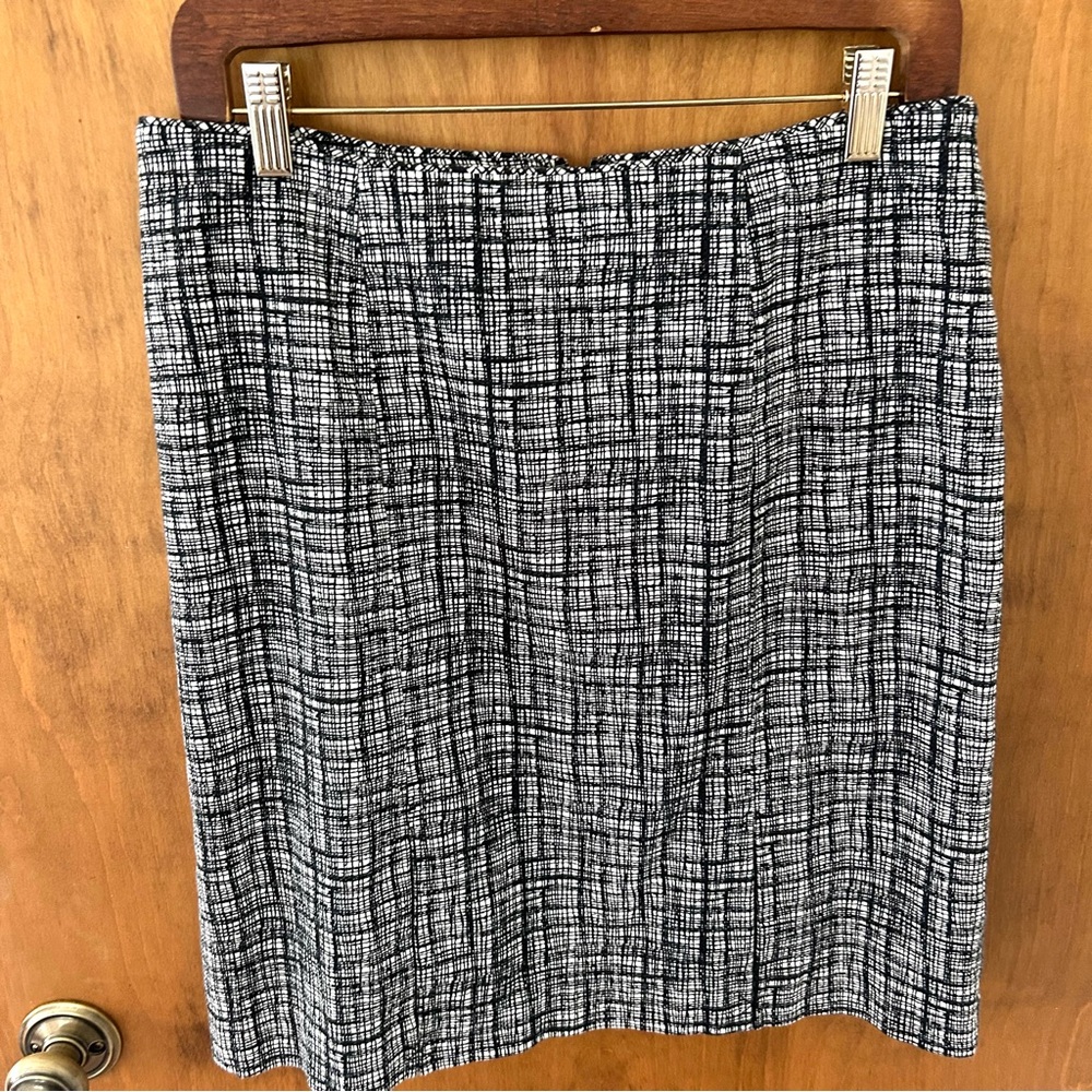 White House Black Market Double Kick Pleat Skirt. Size 8.